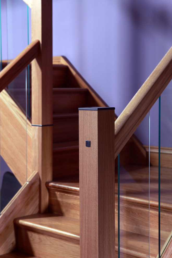 На фото: изогнутая деревянная лестница среднего размера в стиле модернизм с деревянными ступенями с
