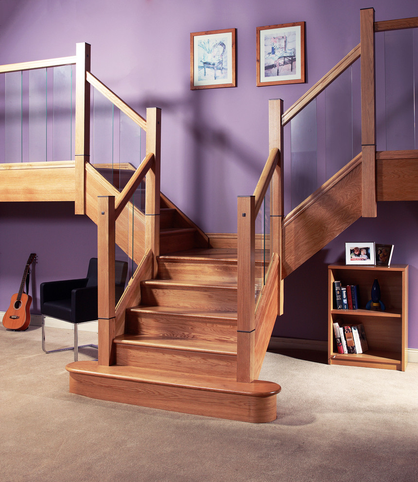 На фото: угловая деревянная лестница среднего размера в стиле модернизм с деревянными ступенями с
