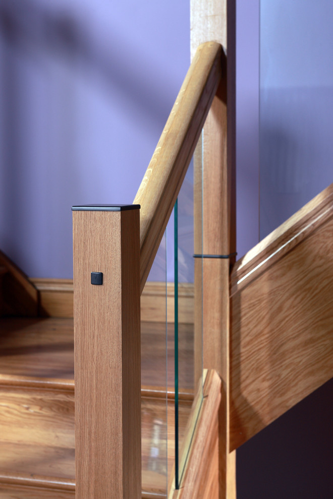 Idée de décoration pour un escalier courbe minimaliste de taille moyenne avec des marches en bois et des contremarches en bois.