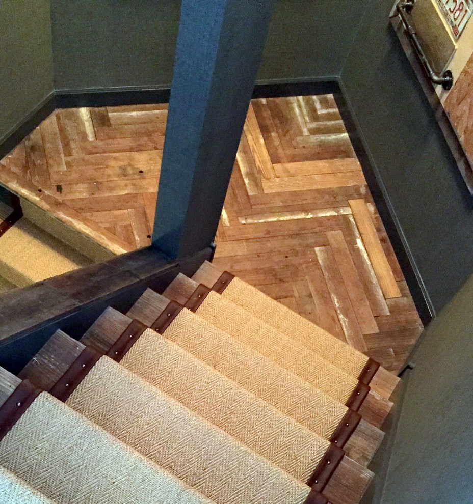 Idée de décoration pour un escalier peint tradition en U avec des marches en bois.