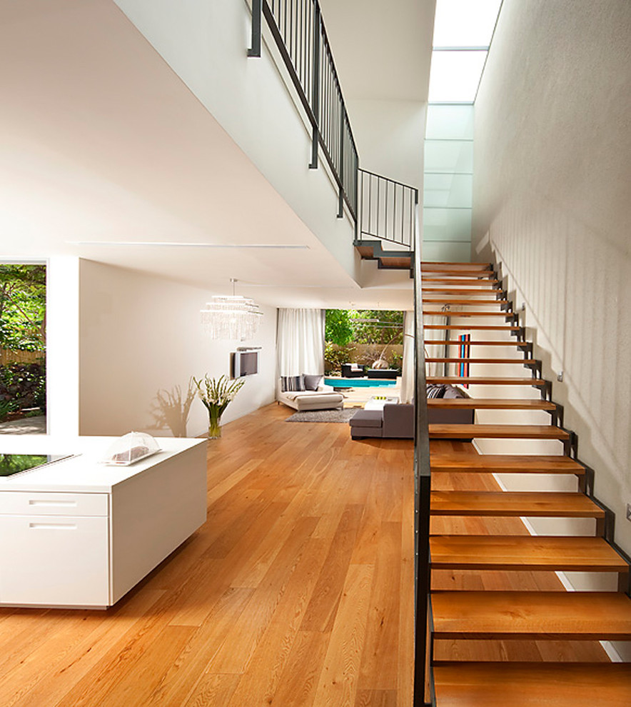Источник вдохновения для домашнего уюта: лестница на больцах в стиле модернизм