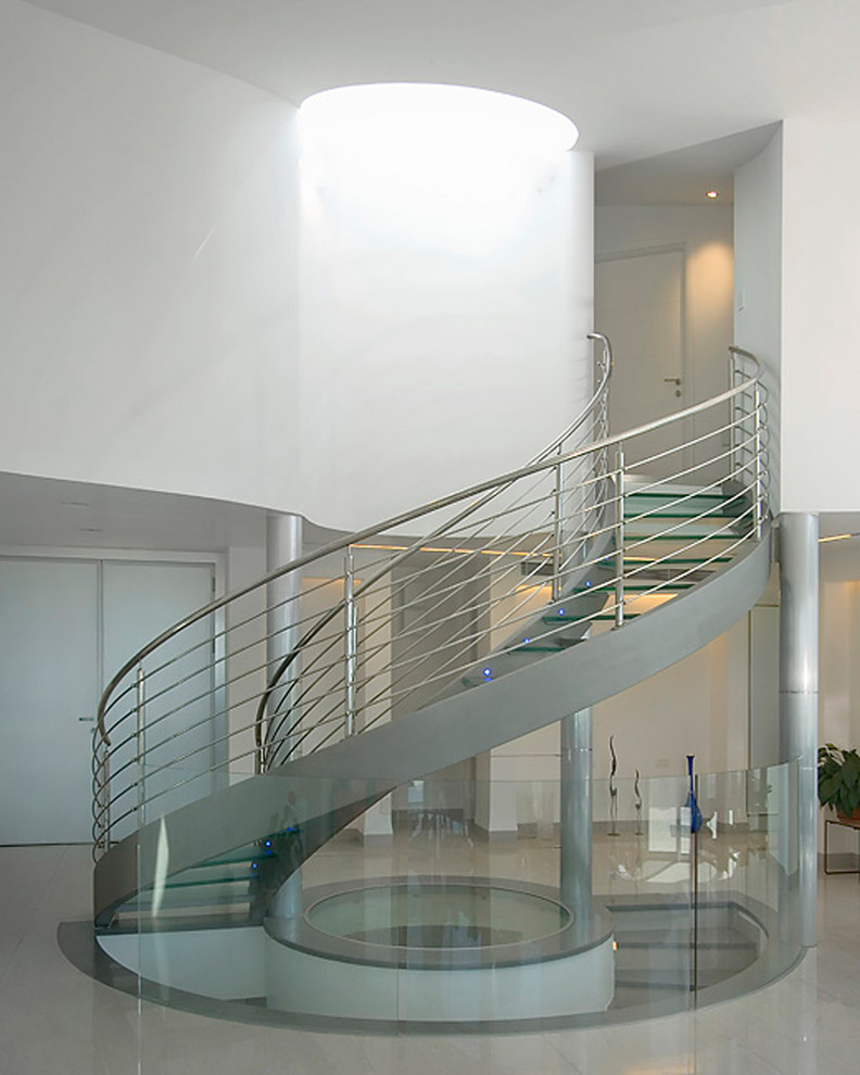 Cette image montre un escalier courbe design.