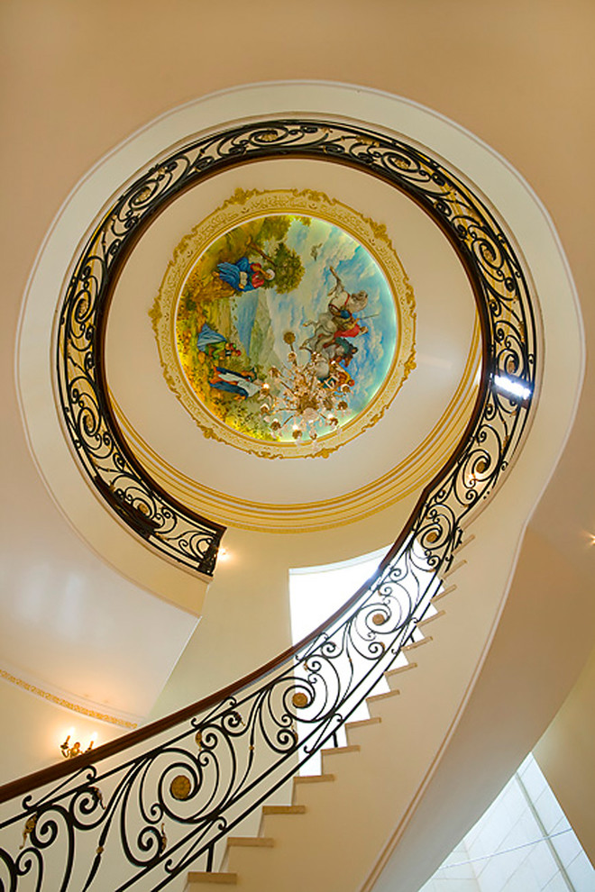 На фото: изогнутая лестница в классическом стиле с