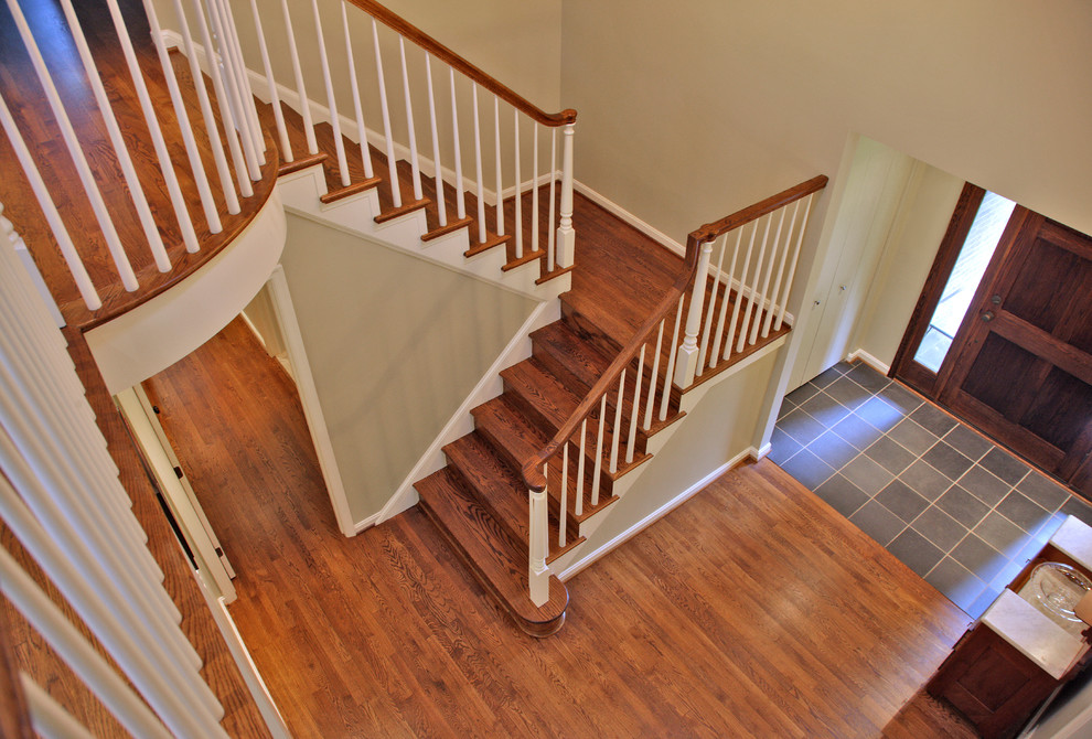 ワシントンD.C.にあるトランジショナルスタイルのおしゃれな折り返し階段 (木の蹴込み板) の写真