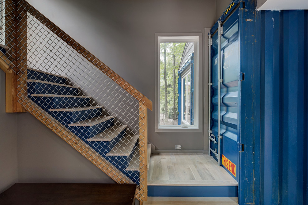 Foto de escalera en L industrial con escalones de madera