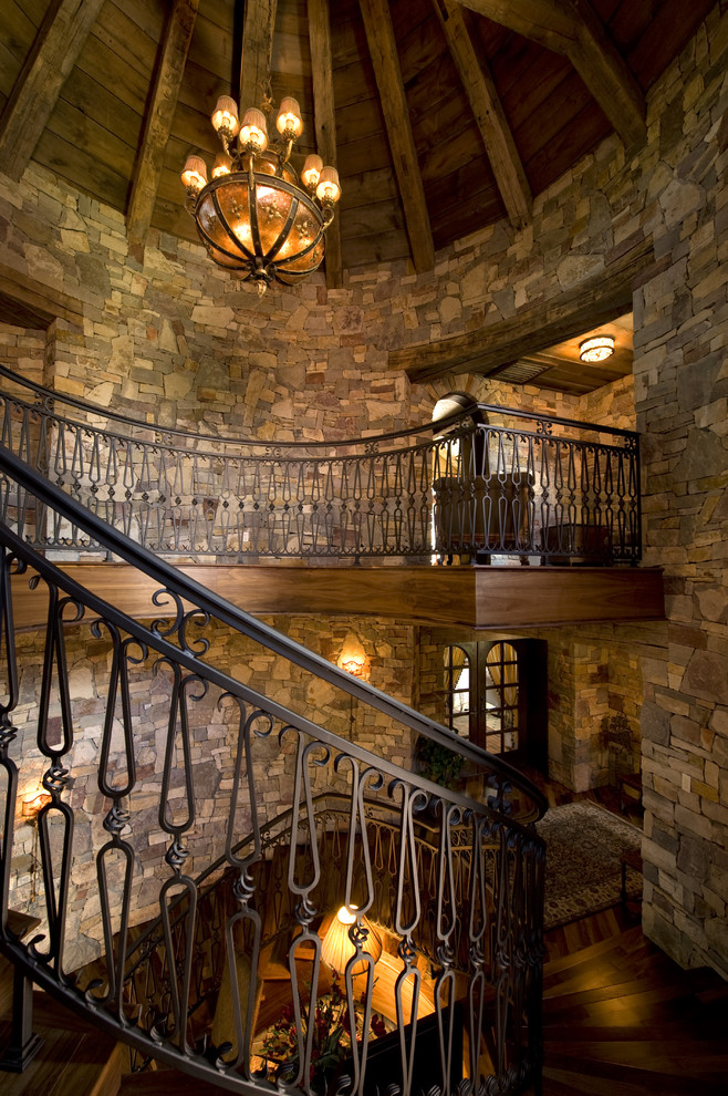 Пример оригинального дизайна: изогнутая лестница в стиле рустика с деревянными ступенями