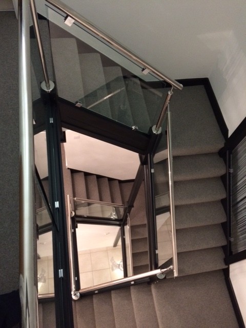 Exempel på en modern u-trappa, med heltäckningsmatta och sättsteg med heltäckningsmatta