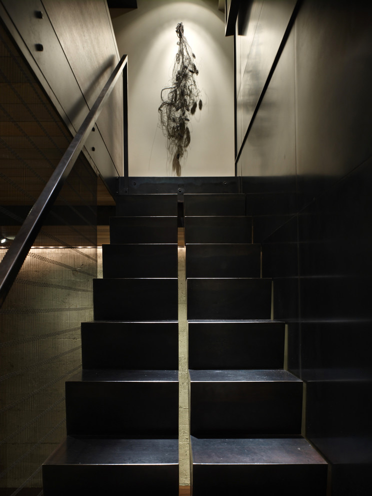 シアトルにあるラグジュアリーなコンテンポラリースタイルのおしゃれな階段の写真