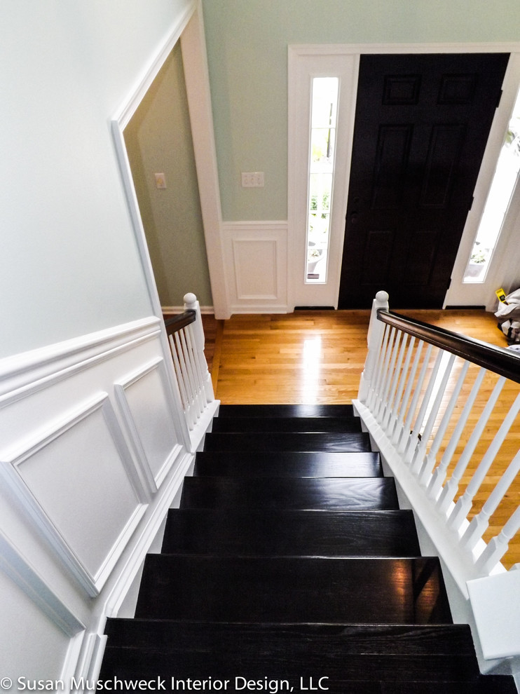 Стильный дизайн: угловая лестница среднего размера в классическом стиле с крашенными деревянными ступенями и крашенными деревянными подступенками - последний тренд