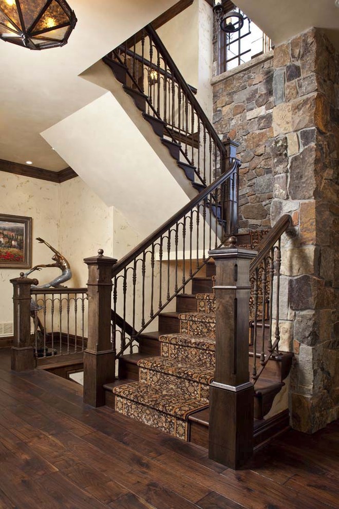 Cette image montre un escalier traditionnel en U avec des marches en bois et des contremarches en bois.