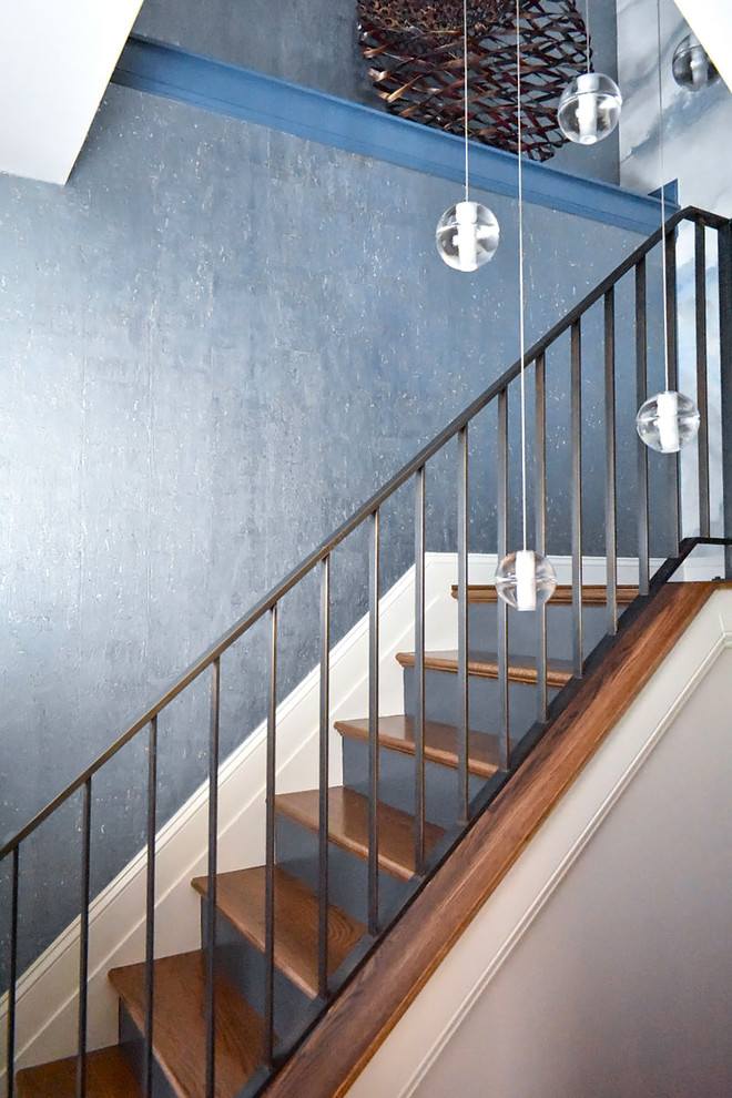 フィラデルフィアにある高級な広いコンテンポラリースタイルのおしゃれな直階段 (フローリングの蹴込み板、金属の手すり) の写真