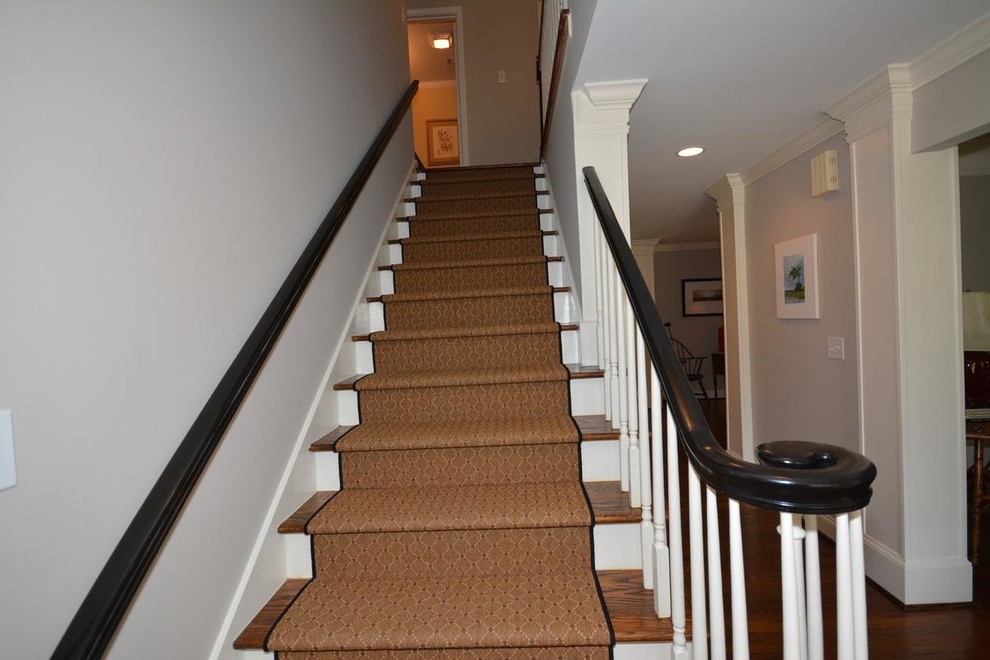 Diseño de escalera recta clásica pequeña con barandilla de madera, escalones de madera y contrahuellas de madera pintada