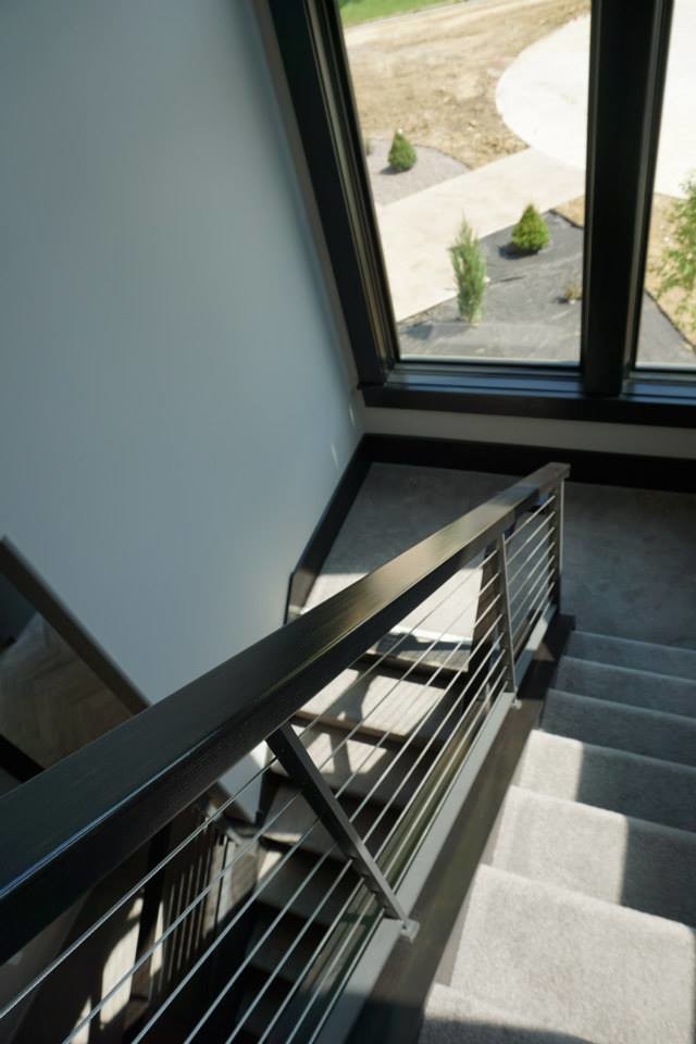 На фото: прямая деревянная лестница среднего размера в стиле модернизм с металлическими ступенями