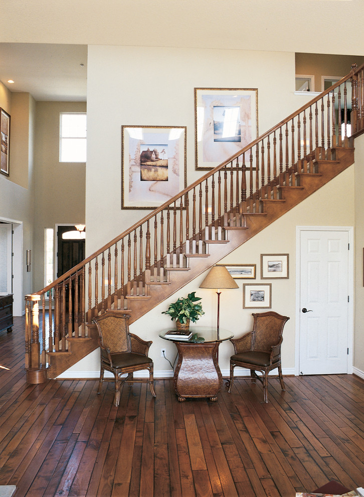 Источник вдохновения для домашнего уюта: большая прямая лестница в классическом стиле с ступенями с ковровым покрытием и ковровыми подступенками