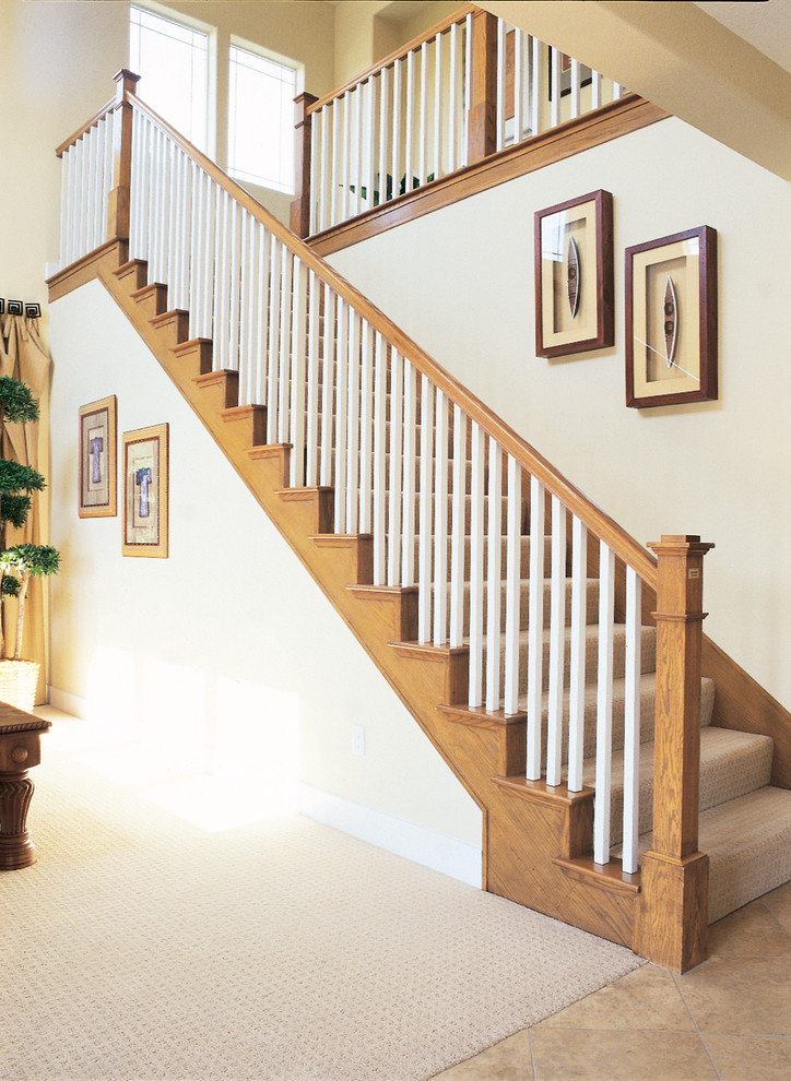 Inspiration för en mellanstor vintage rak trappa, med heltäckningsmatta och sättsteg med heltäckningsmatta