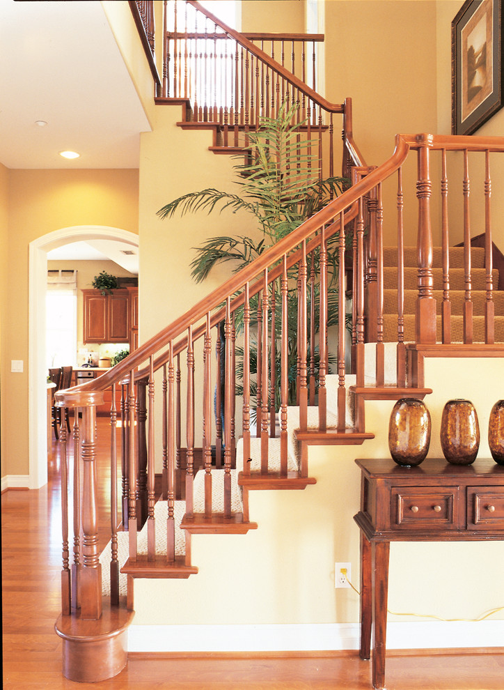 Idée de décoration pour un escalier tradition en L de taille moyenne avec des marches en moquette et des contremarches en moquette.
