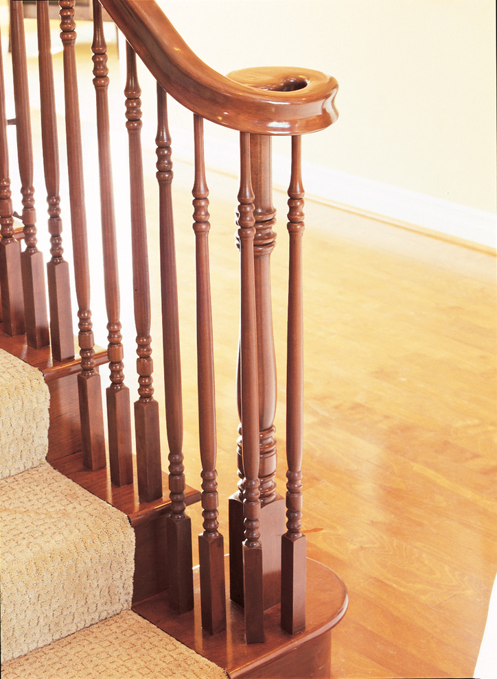 Источник вдохновения для домашнего уюта: угловая лестница среднего размера в классическом стиле с ступенями с ковровым покрытием и ковровыми подступенками
