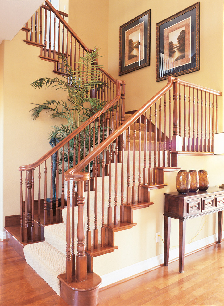 Modelo de escalera en L clásica de tamaño medio con escalones de madera y contrahuellas de madera
