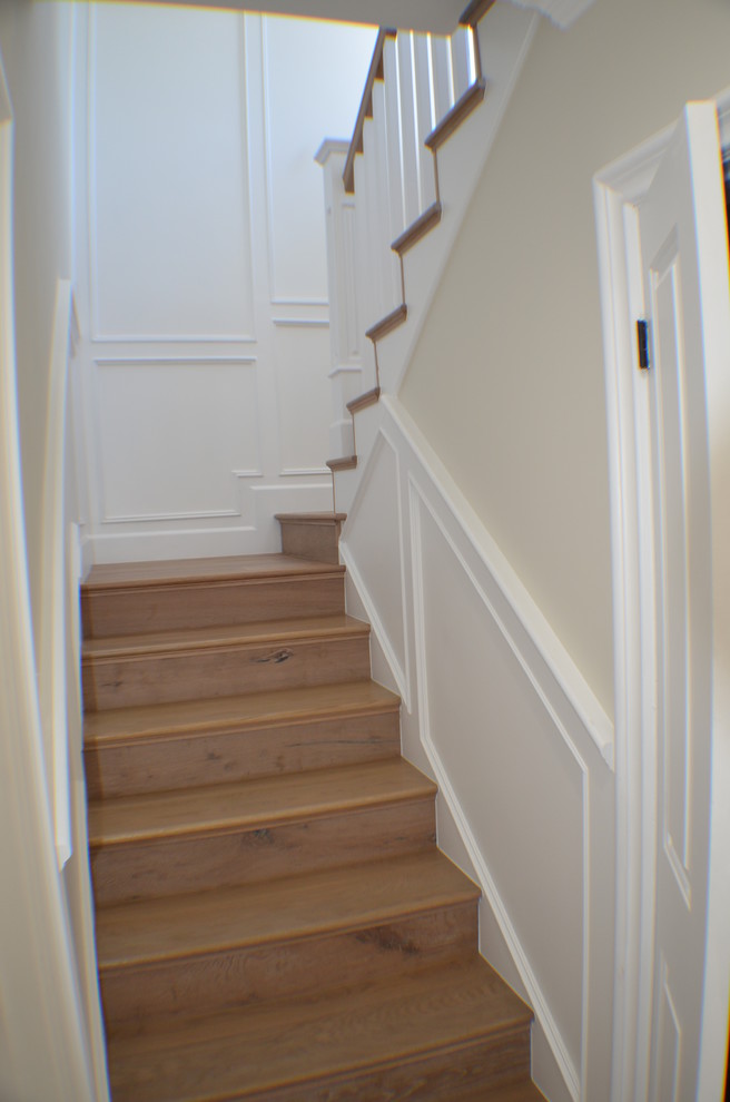 Пример оригинального дизайна: маленькая угловая деревянная лестница в классическом стиле с деревянными ступенями и деревянными перилами для на участке и в саду
