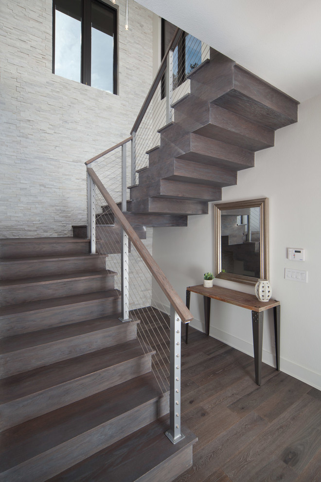 На фото: большая п-образная деревянная лестница в стиле модернизм с деревянными ступенями