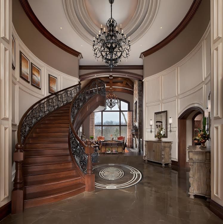 Свежая идея для дизайна: изогнутая деревянная лестница в викторианском стиле с деревянными ступенями и деревянными перилами - отличное фото интерьера