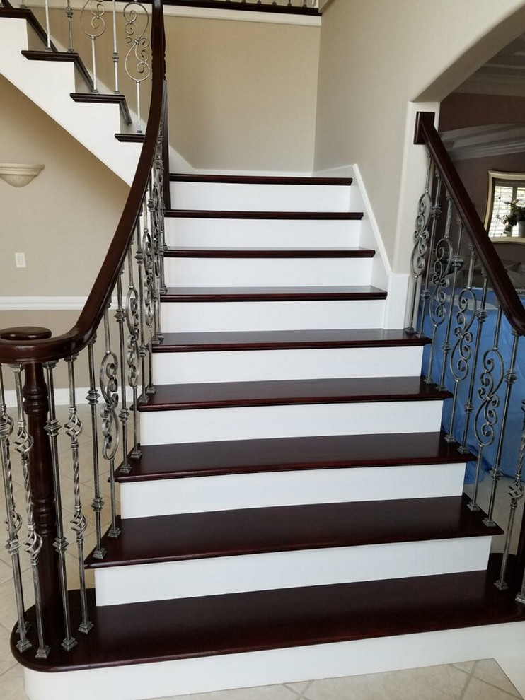 Идея дизайна: угловая лестница среднего размера в классическом стиле с деревянными ступенями, крашенными деревянными подступенками и металлическими перилами