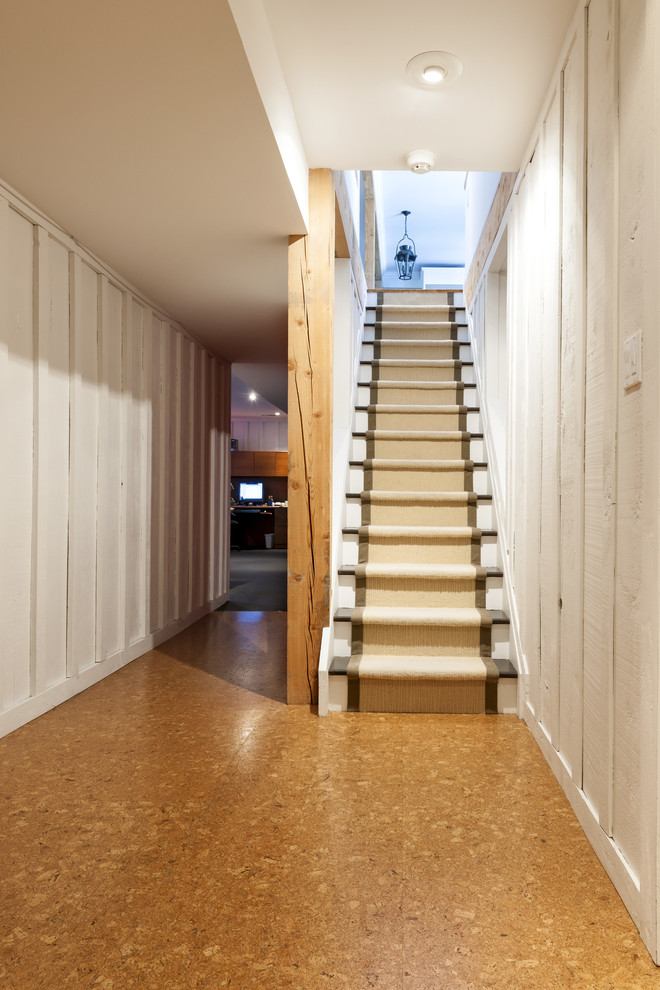 Ejemplo de escalera recta mediterránea de tamaño medio con escalones de madera pintada y contrahuellas de madera pintada
