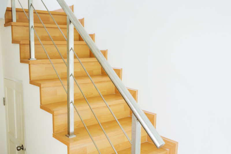 Réalisation d'un grand escalier hélicoïdal minimaliste avec des marches en bois peint et des contremarches en bois.