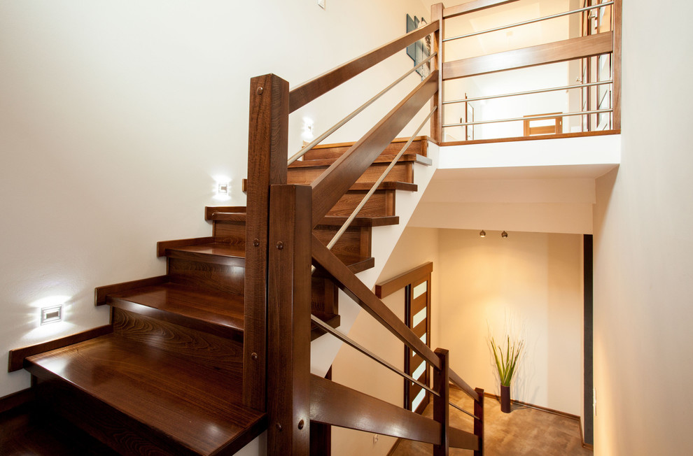 Inspiration pour un grand escalier hélicoïdal minimaliste avec des contremarches en bois et des marches en bois.