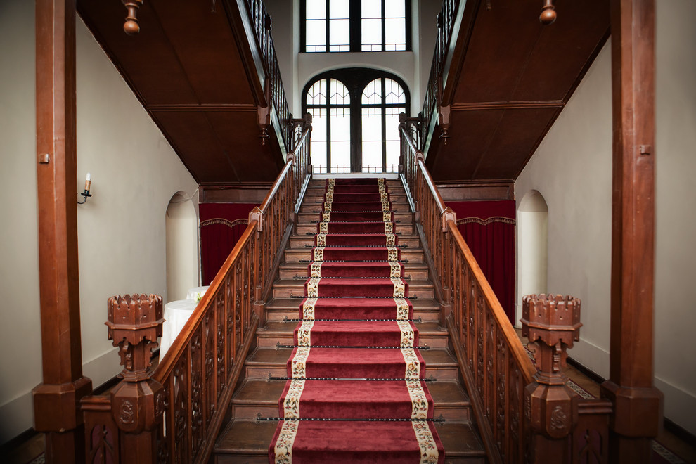 Idées déco pour un grand escalier droit victorien avec des marches en bois et des contremarches en bois.