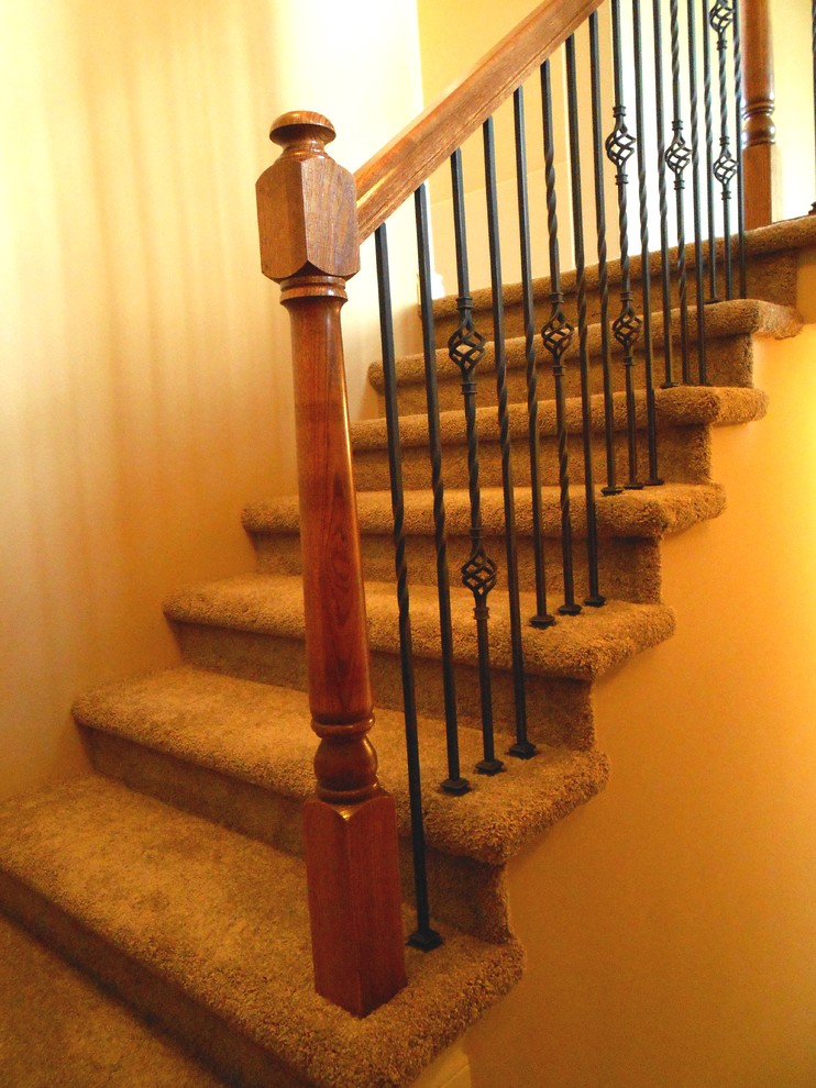 Свежая идея для дизайна: п-образная лестница среднего размера в классическом стиле с ступенями с ковровым покрытием и ковровыми подступенками - отличное фото интерьера