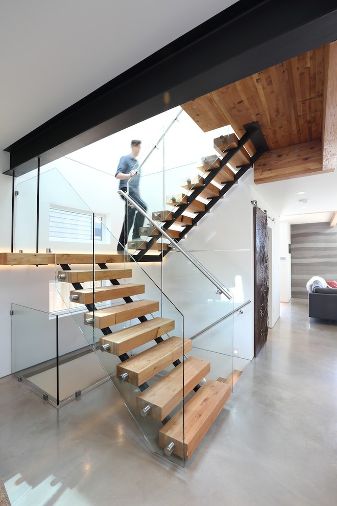Источник вдохновения для домашнего уюта: п-образная лестница в современном стиле с деревянными ступенями без подступенок