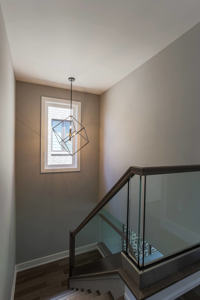 Стильный дизайн: п-образная металлическая лестница среднего размера в стиле модернизм с стеклянными перилами и металлическими ступенями - последний тренд