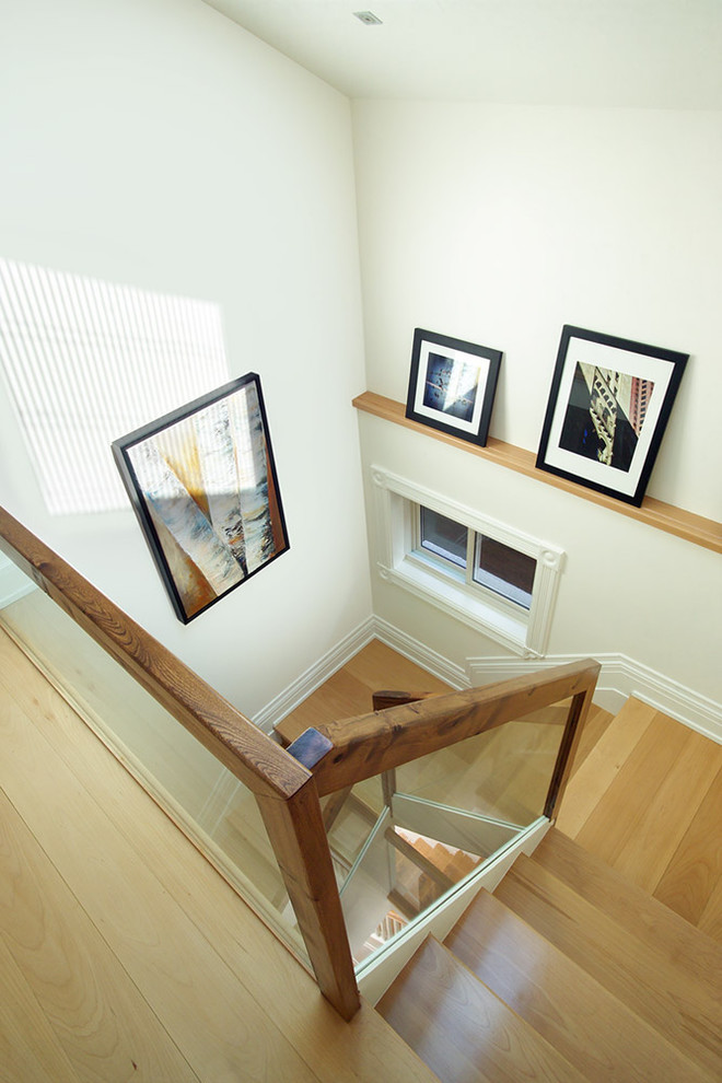 Стильный дизайн: большая п-образная деревянная лестница в стиле модернизм с деревянными ступенями - последний тренд