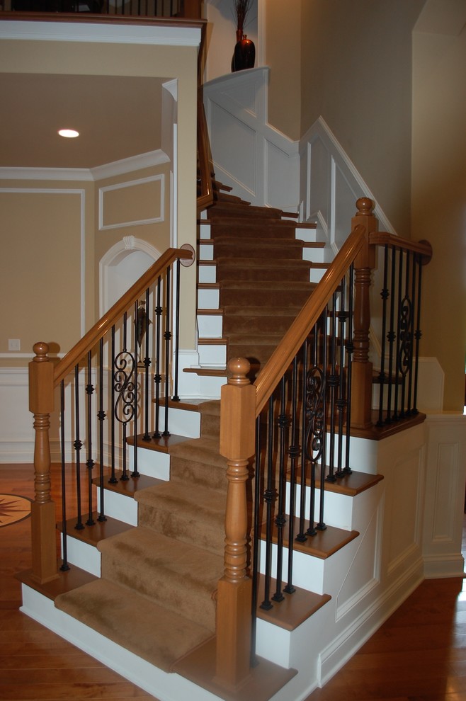 Idéer för att renovera en mellanstor vintage svängd trappa, med heltäckningsmatta och sättsteg i trä