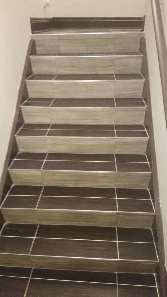 Стильный дизайн: лестница среднего размера в современном стиле с ступенями из плитки и подступенками из плитки - последний тренд