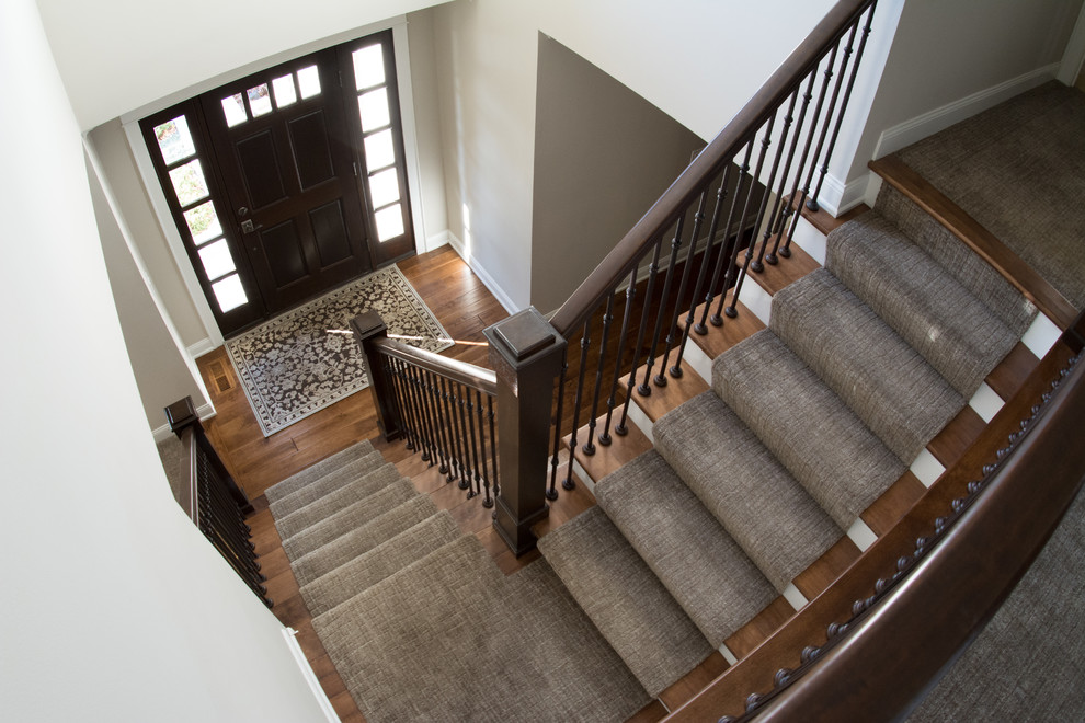 Пример оригинального дизайна: угловая лестница среднего размера в стиле неоклассика (современная классика) с перилами из смешанных материалов, деревянными ступенями и крашенными деревянными подступенками