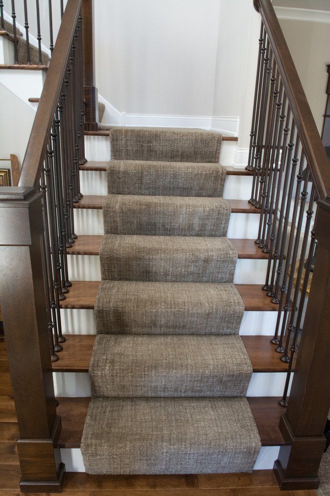 Imagen de escalera en L clásica renovada de tamaño medio con barandilla de varios materiales, escalones de madera y contrahuellas de madera pintada