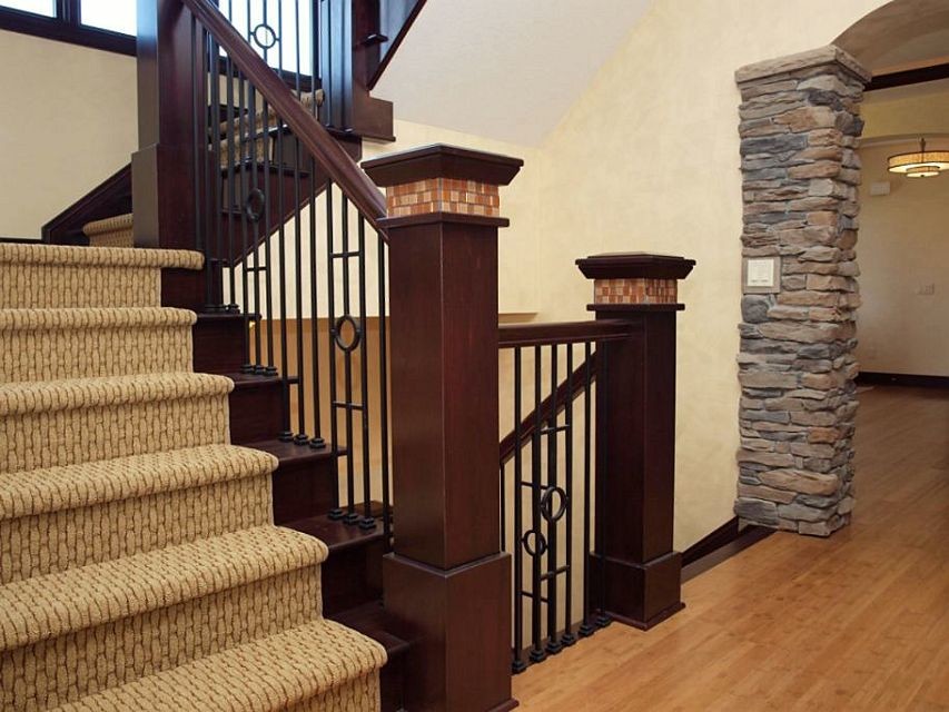 На фото: большая угловая лестница в стиле кантри с ступенями с ковровым покрытием и ковровыми подступенками