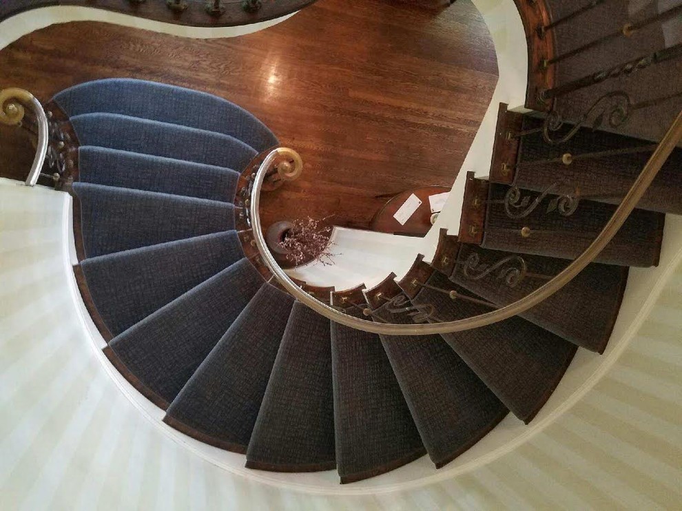 Staircase - mid-sized traditional carpeted curved metal railing staircase idea in New York with carpeted risers