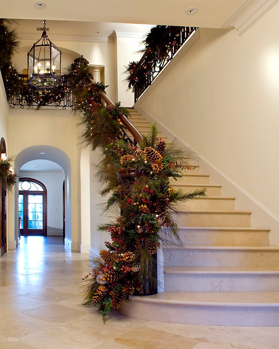 Staircase - traditional staircase idea in Dallas