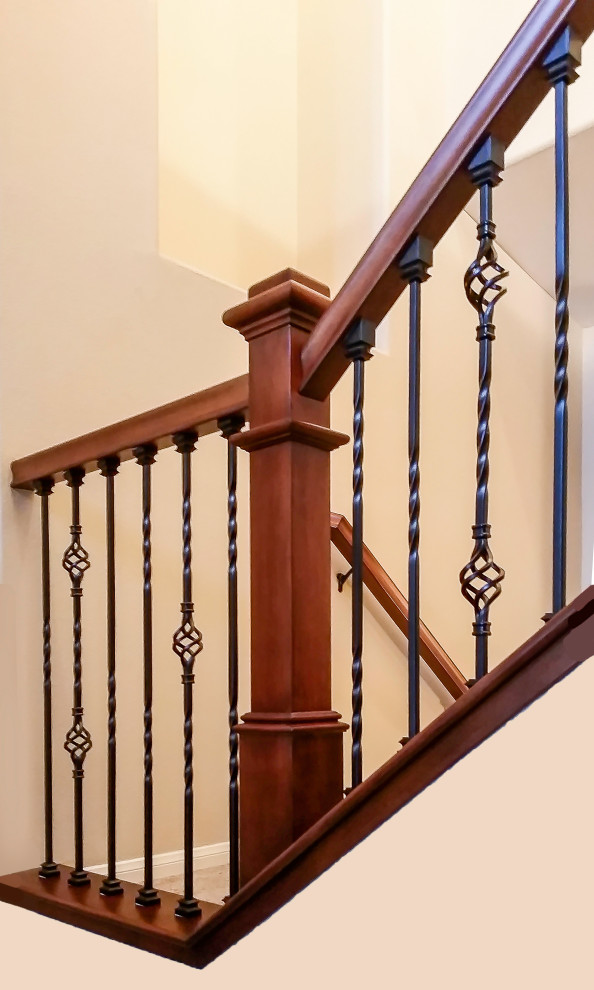 Источник вдохновения для домашнего уюта: прямая лестница среднего размера в стиле кантри с ступенями с ковровым покрытием, ковровыми подступенками и деревянными перилами