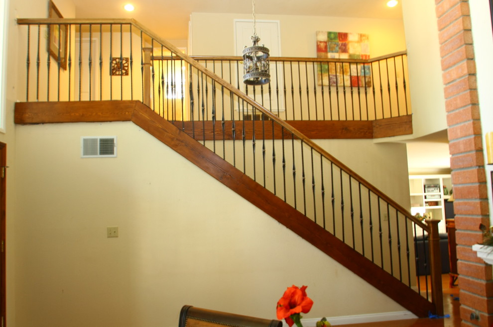 オレンジカウンティにあるトラディショナルスタイルのおしゃれな階段の写真