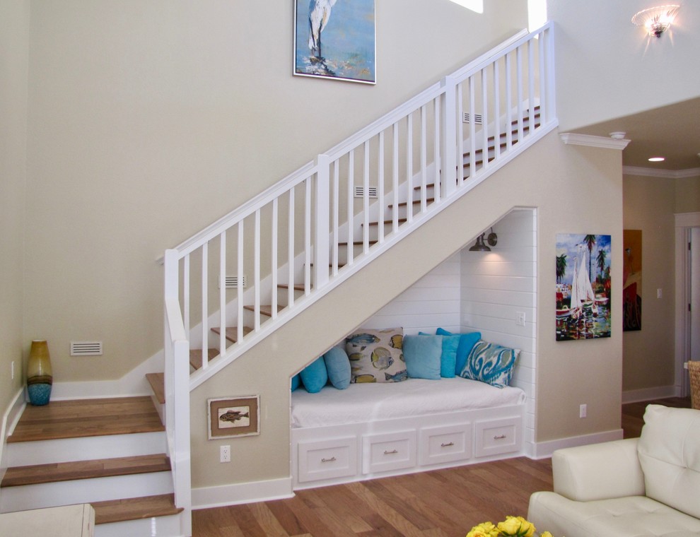Свежая идея для дизайна: угловая лестница среднего размера в морском стиле с деревянными ступенями, крашенными деревянными подступенками и деревянными перилами - отличное фото интерьера