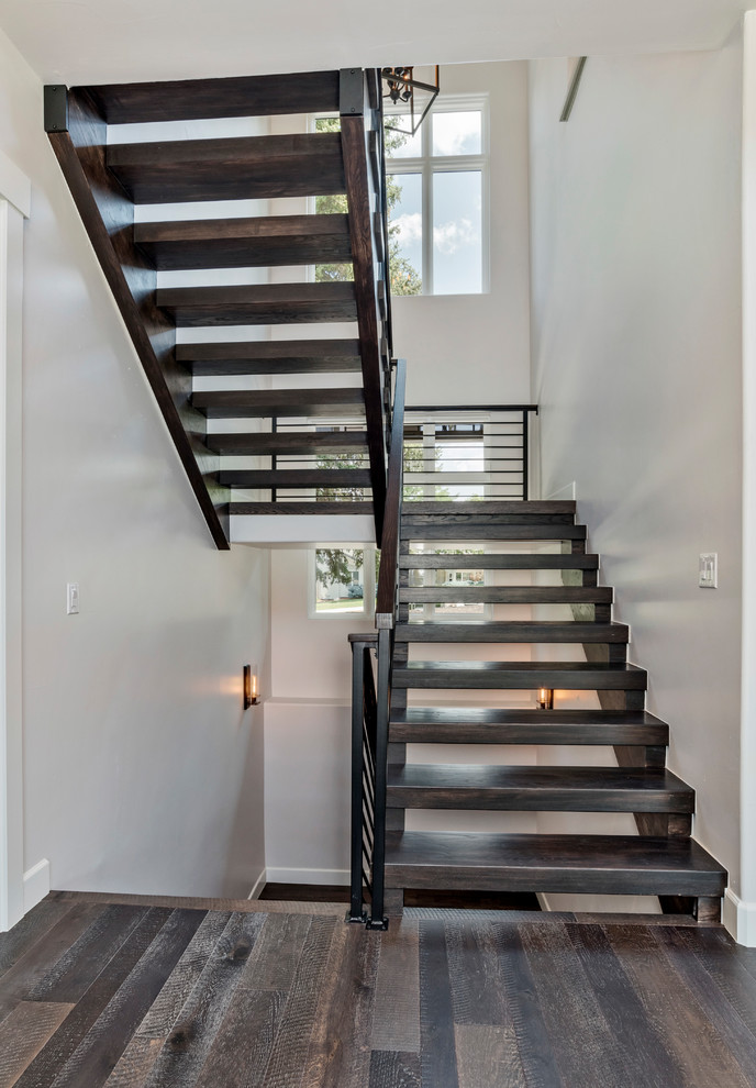 Inspiration pour un escalier sans contremarche rustique en U de taille moyenne avec des marches en bois et un garde-corps en bois.