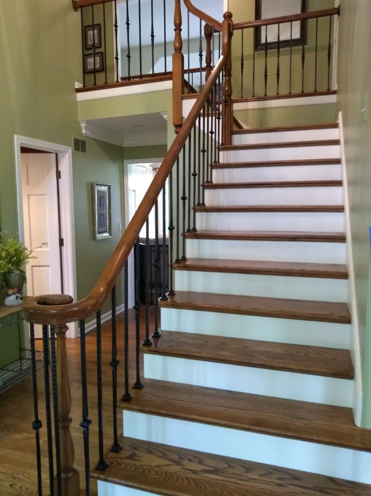 Design ideas for a medium sized contemporary mixed railing staircase in Chicago.