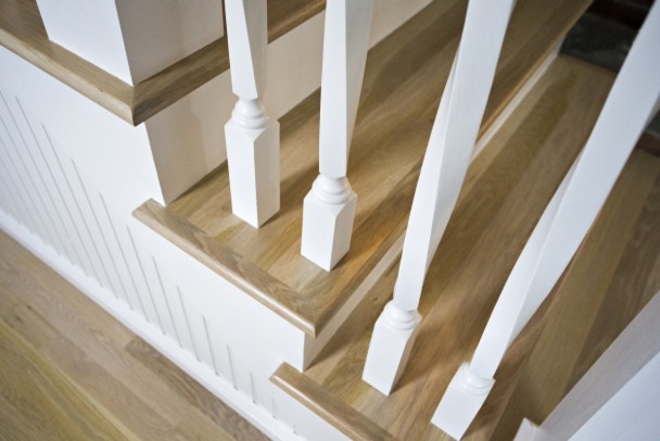 Стильный дизайн: угловая лестница среднего размера в стиле неоклассика (современная классика) с деревянными ступенями, крашенными деревянными подступенками и деревянными перилами - последний тренд