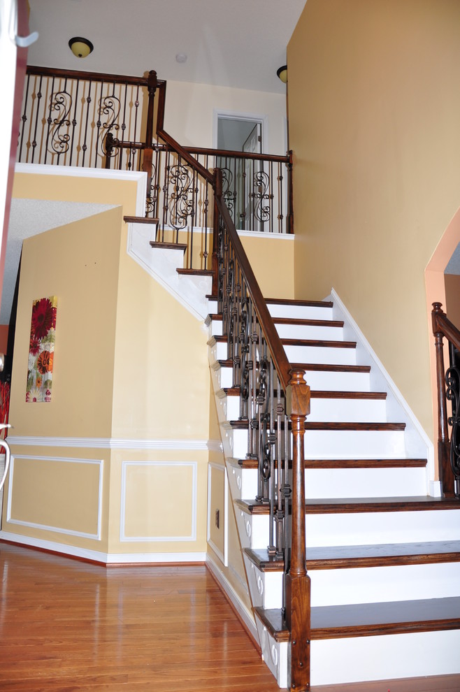 Свежая идея для дизайна: угловая лестница среднего размера в классическом стиле с деревянными ступенями, крашенными деревянными подступенками и перилами из смешанных материалов - отличное фото интерьера