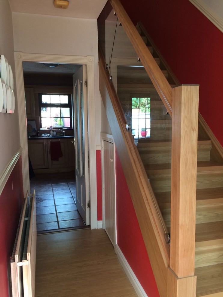 Источник вдохновения для домашнего уюта: прямая лестница среднего размера с перилами из смешанных материалов