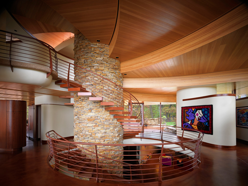 Стильный дизайн: изогнутая лестница в современном стиле с деревянными ступенями без подступенок - последний тренд